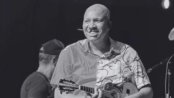 Vocalista do Molejo, Anderson Leonardo, morre aos 51 anos