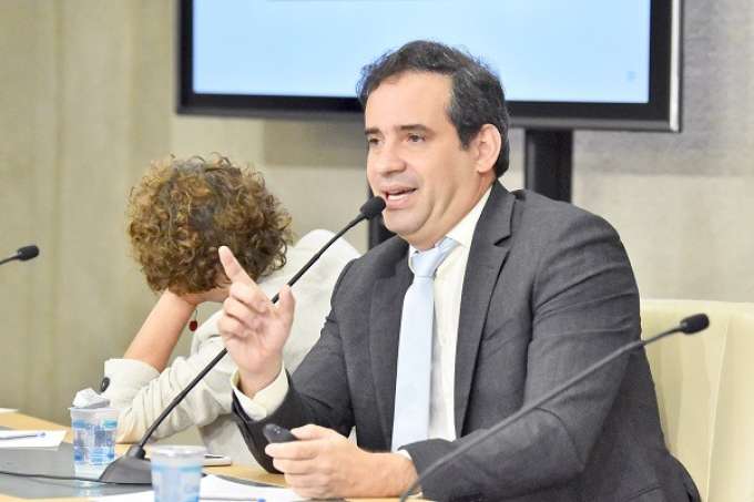 Em uma imagem, a postura do PT com o secretário da Fazenda