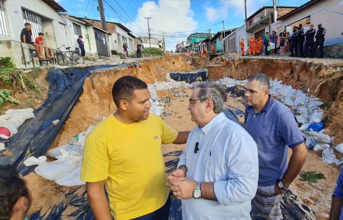 Álvaro Dias visita rua Mirasol e acompanha serviços realizados pela Prefeitura