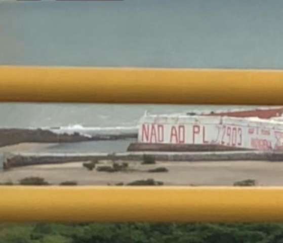 [VIDEO] Absurdo: Forte dos Reis Magos é pichado em defesa de pauta da esquerda