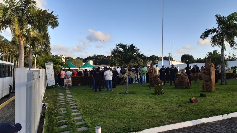 Corpo de PM morto em assalto foi cortejado por dezenas de carros; sepultamento ocorreu na Grande Natal