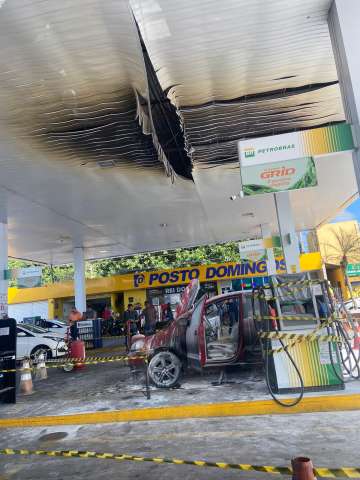 Carro pega fogo em posto e deixa três mulheres feridas em Parnamirim