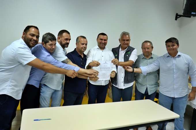 Ordem de serviço para pavimentação de ruas do Distrito Industrial é assinada nesta segunda