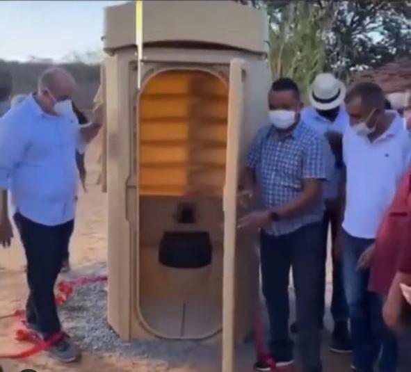 Prefeito inaugura banheiro químico