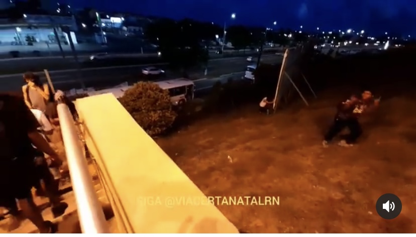 Vandalismo: Manifestantes jogam carrinhos do Carrefour para a marginal da BR-101