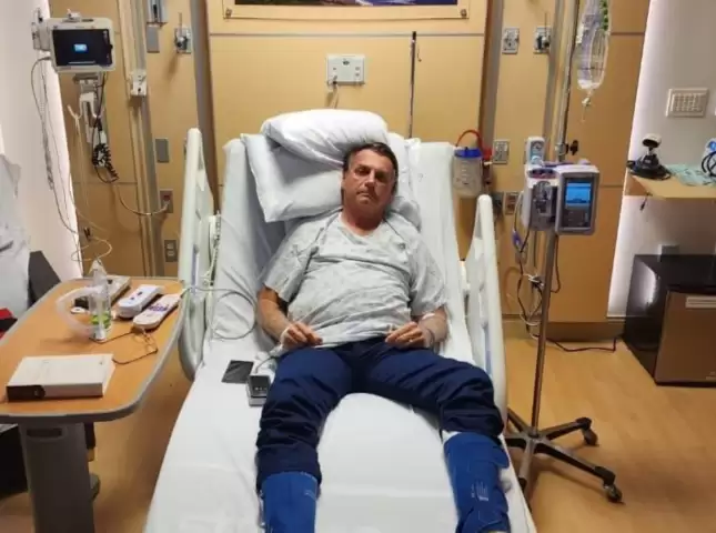 Bolsonaro posta foto no hospital e agradece a orações