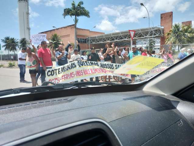 [VÍDEO] Trabalhadores da Coteminas interditam trânsito na zona Norte em protesto por atraso de salário
