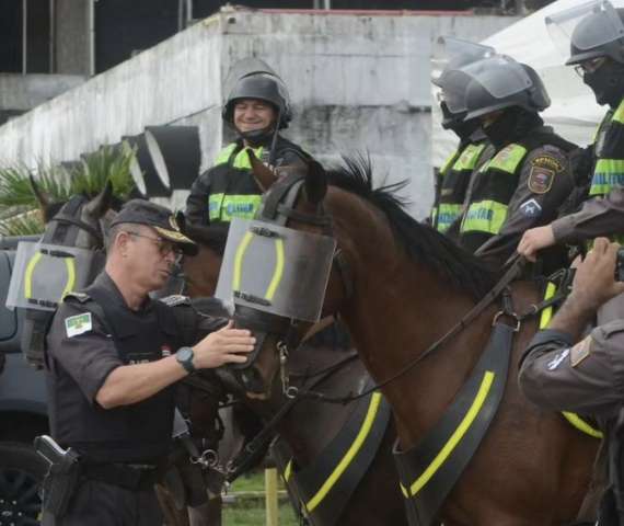 Coronel Alarico conversa com um cavalo
