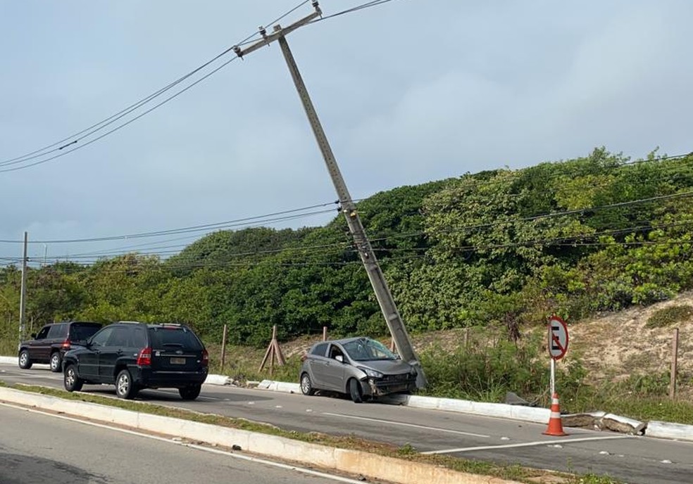 Carro roda na Via Costeira e atinge poste