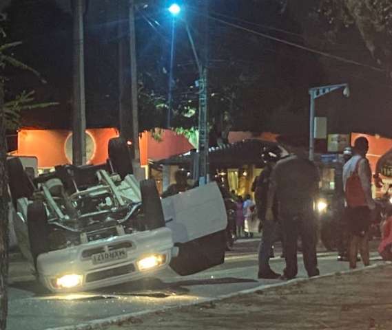 Carro fica virado na Prudente após capotar no cruzamento com Miguel Castro
