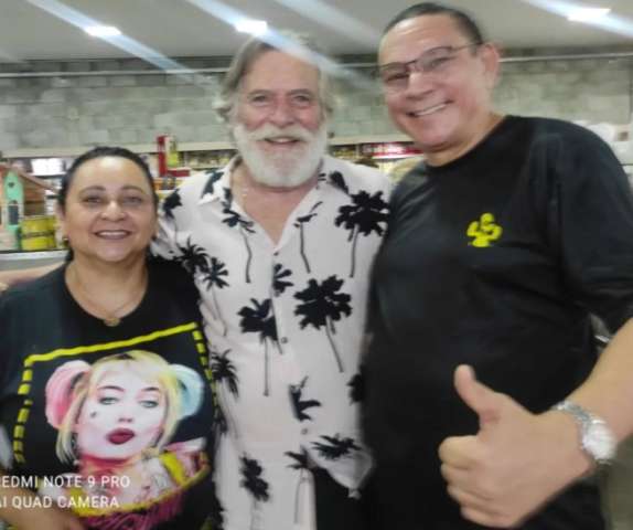 Restaurante de Natal posta foto com José de Abreu e causa polêmica; Pelo menos, ator não cuspiu em ninguém lá