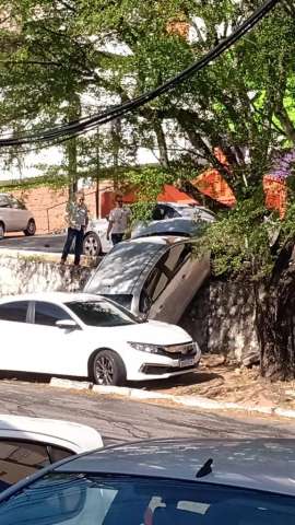 Carro despenca de canteiro na Avenida Romualdo Galvão