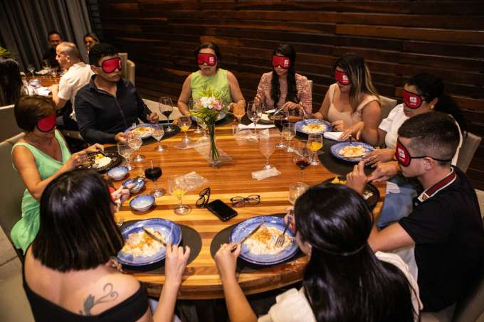 Jantar às cegas propõe uma experiência gastronômica em Natal