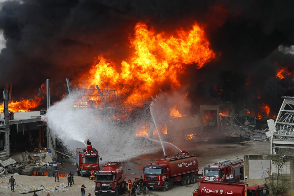 Após megaexplosão Porto de Beirute é atingido por incêndio mais uma vez.