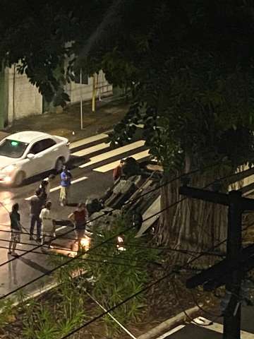 Carro capota na Hermes da Fonseca e motorista deixa o local