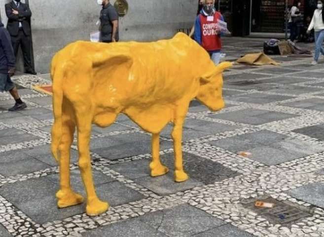 ‘Vaca magra’ é instalada em frente à Bolsa de Valores de SP