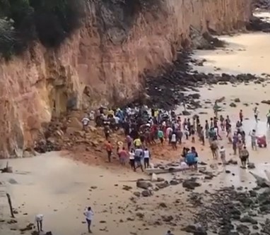 [VIDEO] Barreira cai por cima de três pessoas em Pipa