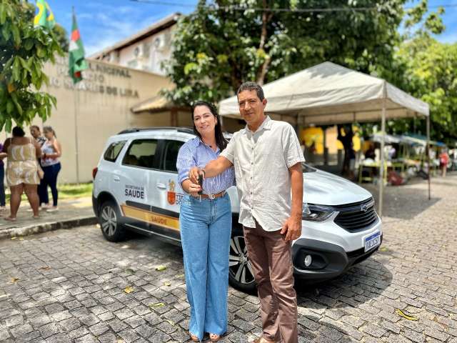 Prefeito Valdenício entrega novo veículo para transporte de pacientes de Tibau do Sul para Natal
