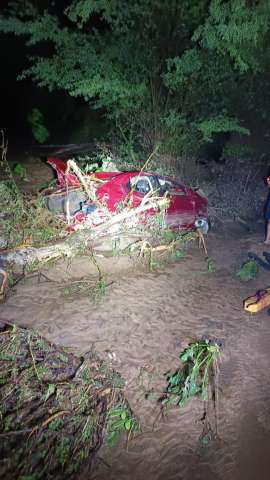 Casal está desaparecido após veículo ser arrastado em riacho no Seridó