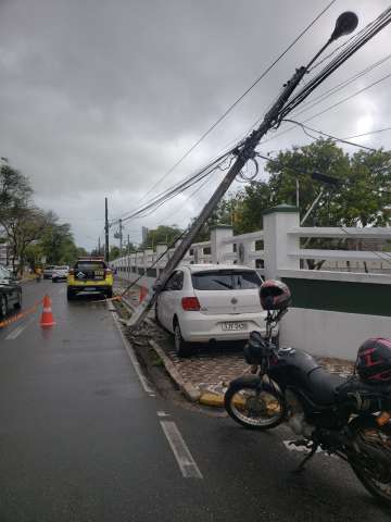 Carro derruba poste na Avenida Hermes da Fonseca 