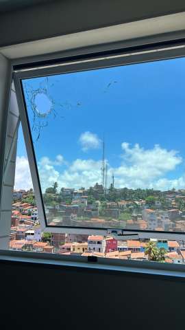 Não foi bala perdida: Atiraram contra prédio em Areia Preta