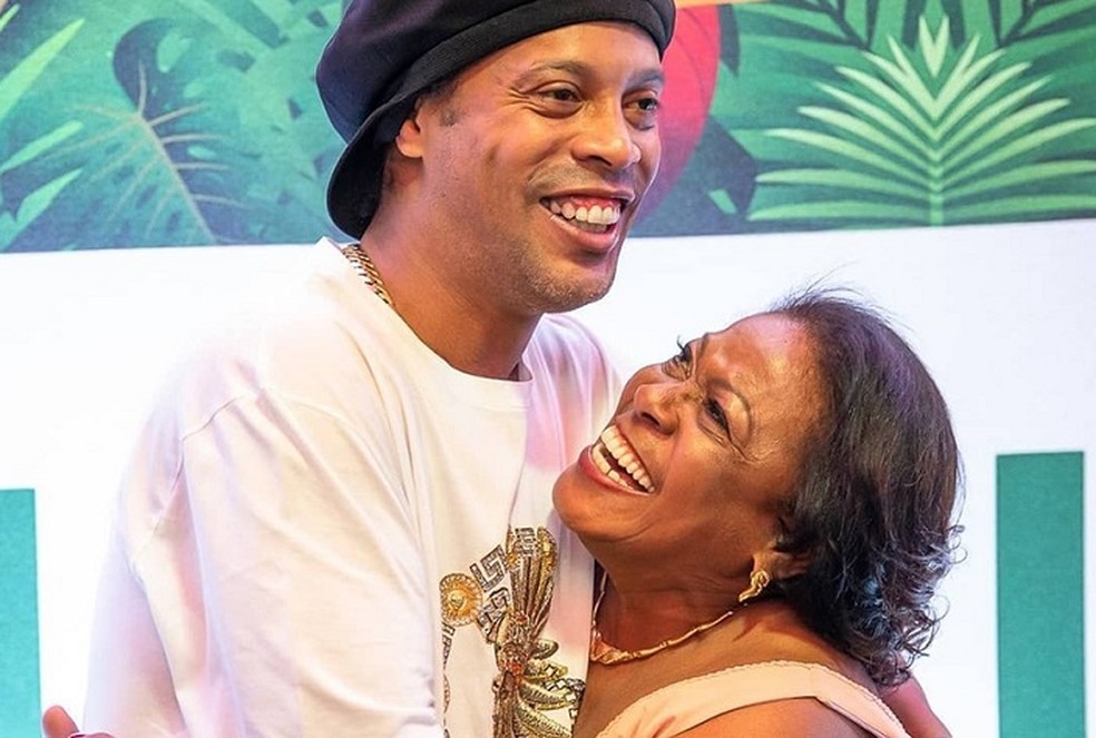 Mãe de Ronaldinho, dona Miguelina morre aos 71 anos por complicações da Covid-19