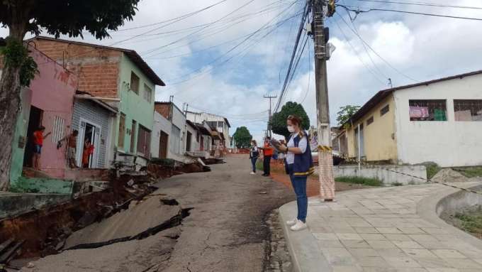 Tubulação da Caern rompe e leva parte da rua Boa Vista no bairro Nordeste