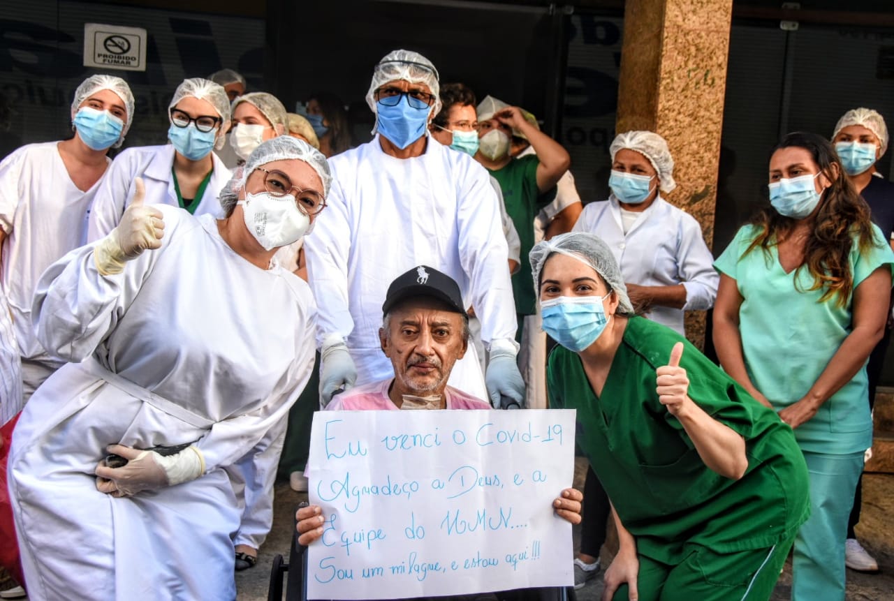 Paciente recebe alta em Natal após mais de 100 dias internado tratando covid-19