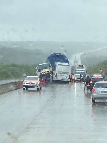 Grave acidente entre micro-ônibus e carreta com equipamento de eólica na reta Tabajara