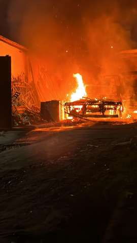 [VÍDEO] Bandidos incendeiam prédio e destroem parte da frota veicular da Secretaria de Obras em Acari