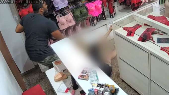 [VÍDEO] Mulher é enforcada ao tentar fugir de estupro dentro de sexshop