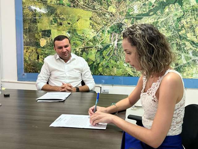 Prefeito Emídio Jr dá posse à primeira professora com deficiência visual da rede pública