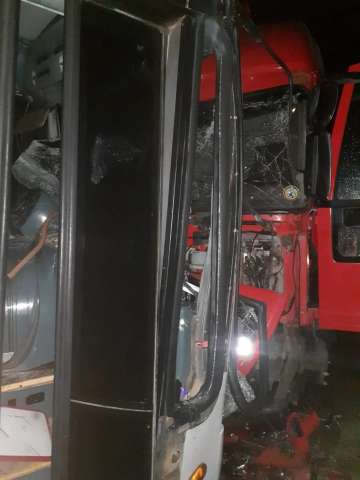 Carreta invade contramão e atinge ônibus escolar no interior do RN