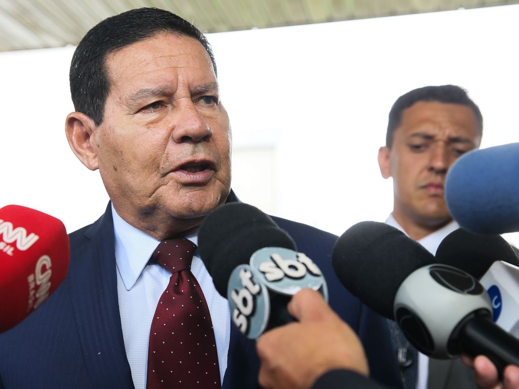 Mourão quer ser mais visto do que o próprio presidente