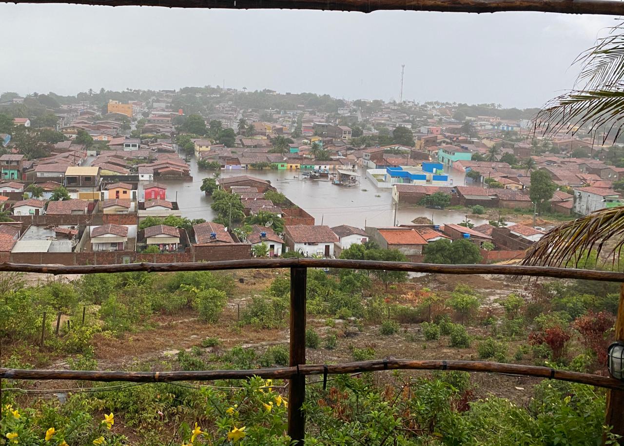 Vídeo:  Após seis horas de chuva, moradores de Baía Formosa tem ruas e casas alagadas