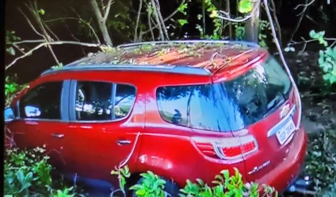 Carro invade área militar no Parque das Dunas