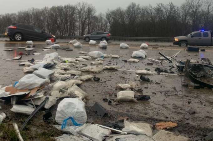 No 'dia da maconha', batida entre carros em estrada dos EUA arremessa mais de 200 quilos da droga na via