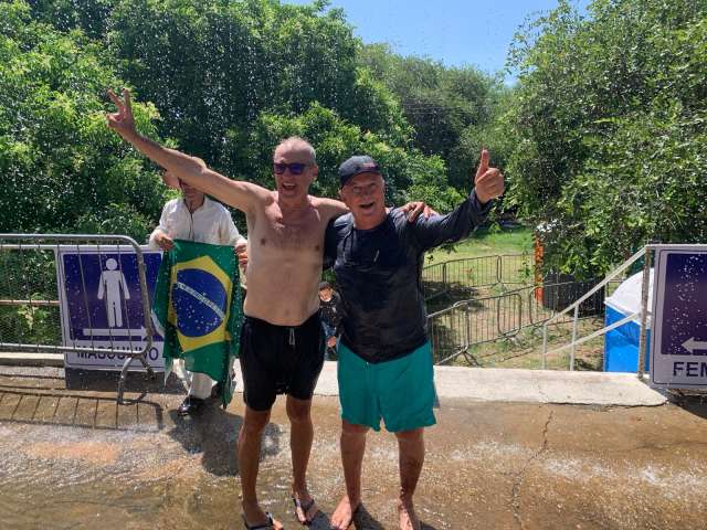 Linda cena: Agropecuaristas comemoram a chegada das águas do Rio São Francisco tomando banho de chuva