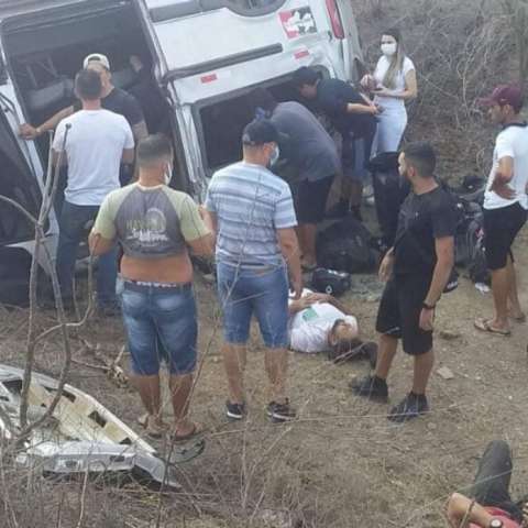 Veículo com músicos de Gusttavo Lima sofre acidente no interior da Paraíba