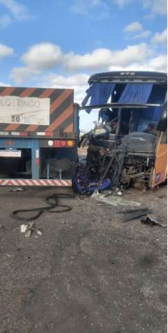 Colisão entre carreta e ônibus de banda de forró mata uma pessoa na BR-406