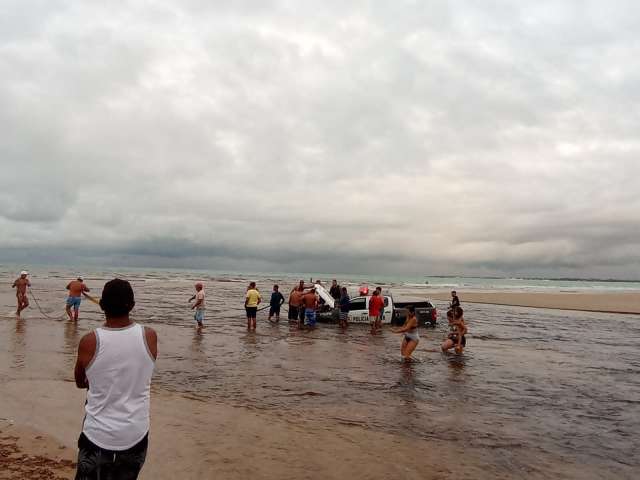 [VÍDEO] Viatura da PM quase é levada pelo mar