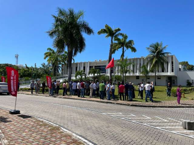 Prefeitos em protesto em frente à governadoria