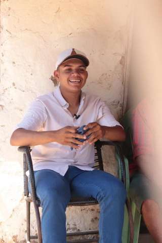 Adolescente de vilarejo no RN viraliza na internet cantando para seus avós e chama atenção de famosos