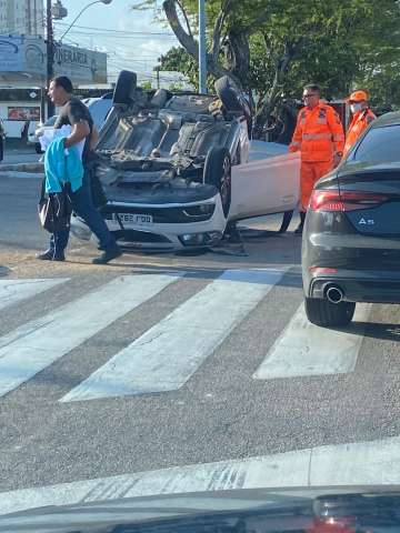 Carro capota em acidente na São José; Veja as imagens