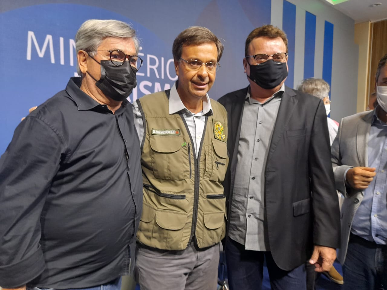 Tomba Farias comemora assinatura de convênio de 1,2 milhão para teleférico de Santa Cruz 