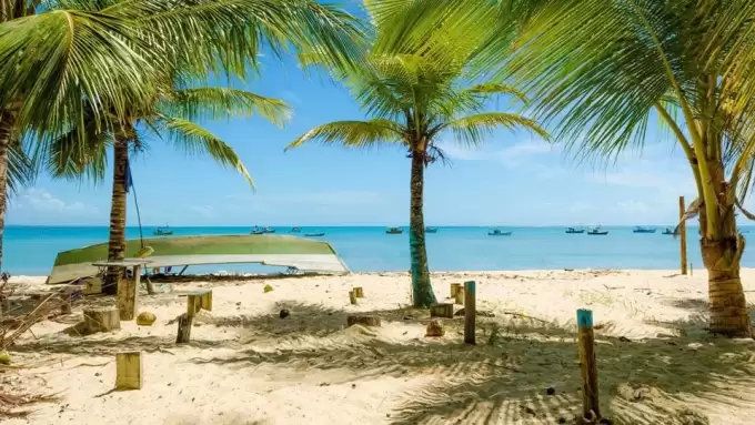 Casal de PMs “mete” atestado de Covid e vai curtir praia na Bahia