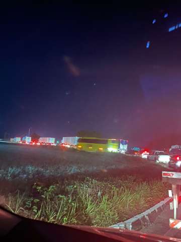 Batida entre ônibus e carreta interdita trecho da BR-101