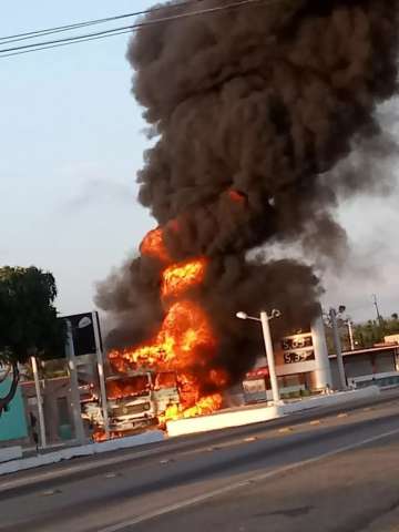 Incêndio em caminhão perto de posto de combustíveis na BR-304