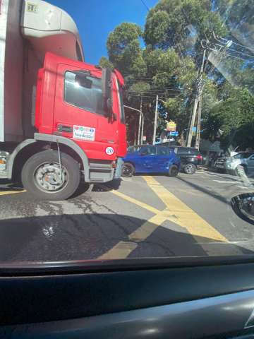Batida de caminhão e carro dificulta trânsito em Lagoa Nova
