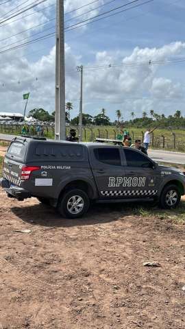 Nas viaturas entregues por Bolsonaro, só o adesivo de Bolsonaro está gasto